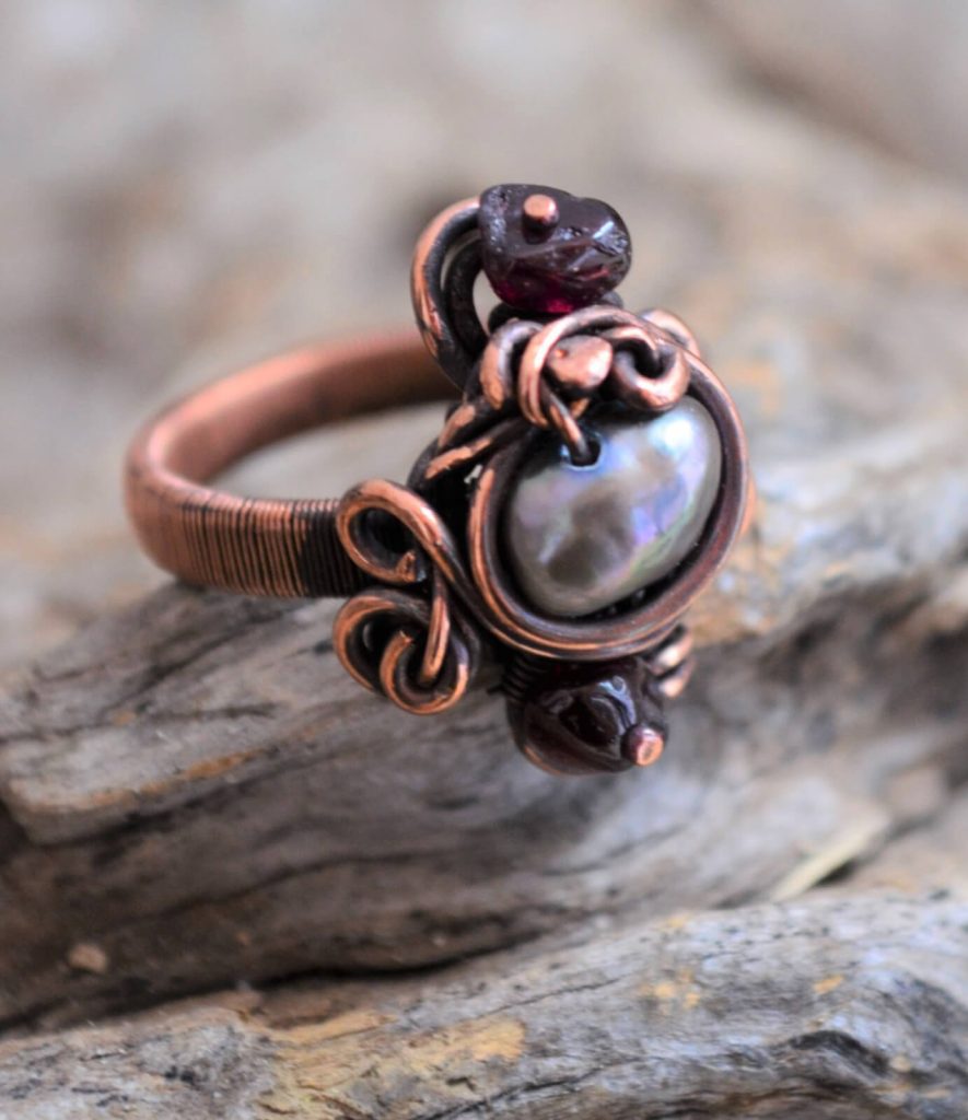 Ring mit grauer Süßwasserperle handgefertigt von der Künstlerin Anna Reide - erhältlich im Kunstraum Kolibri in Neuruppin